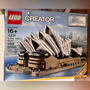 Lego creator 10234 Sydney Opera House. Used. Open box.